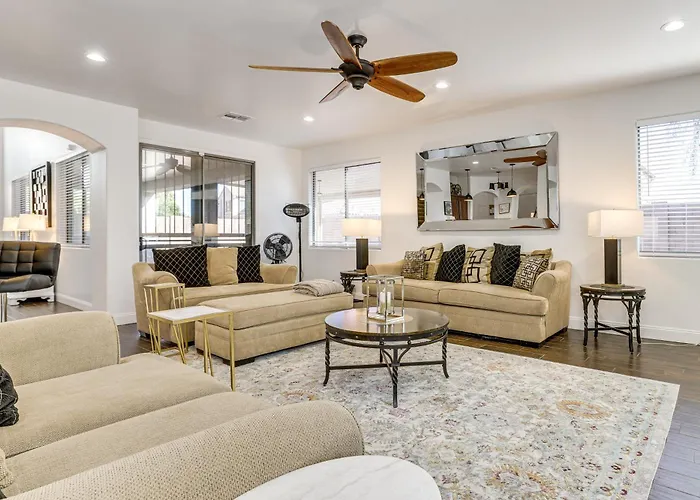 Holiday home Spacious Home: Private Yard + Patio Surprise