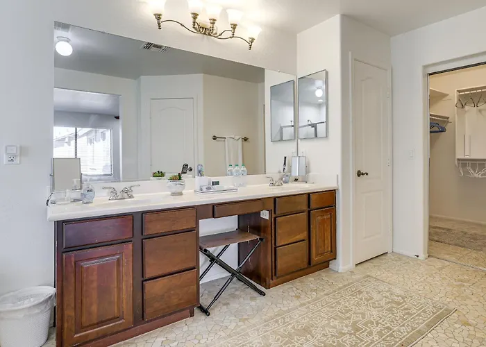 Spacious Home: Private Yard + Patio Holiday home