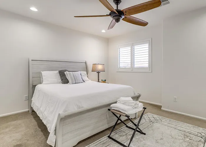 Holiday home Spacious Home: Private Yard + Patio *