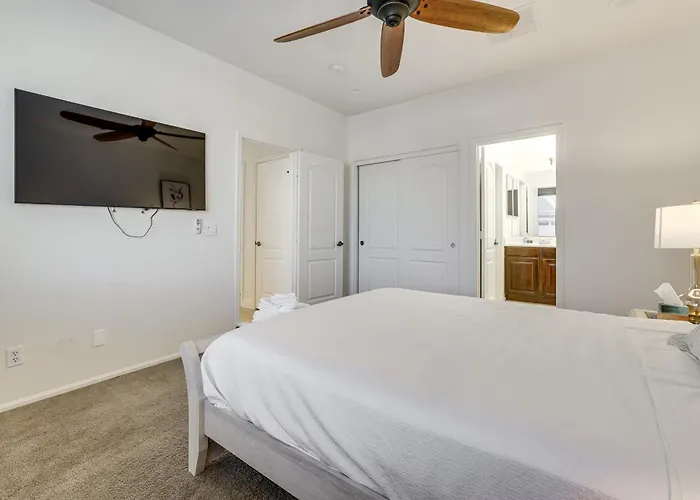 Spacious Home: Private Yard + Patio Holiday home *